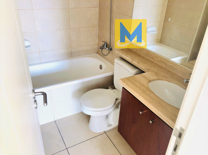 Baño en suite con conexión a lavadora detrás de la puerta.